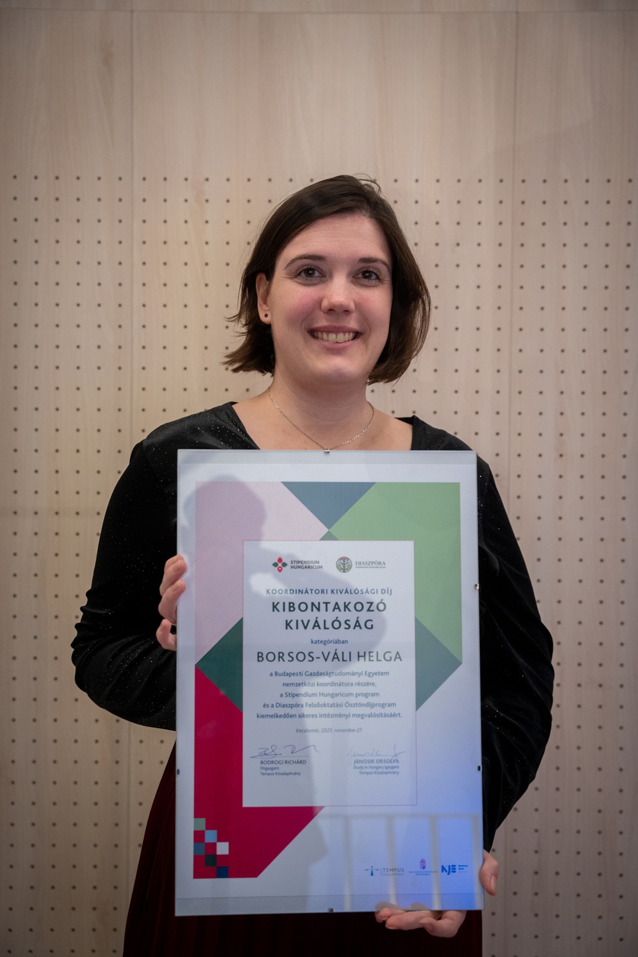 &Aacute;der Nikolett &bdquo;Kibontakoz&oacute; Kiv&aacute;l&oacute;s&aacute;g&rdquo; d&iacute;jas nemzetk&ouml;zi koordin&aacute;tor